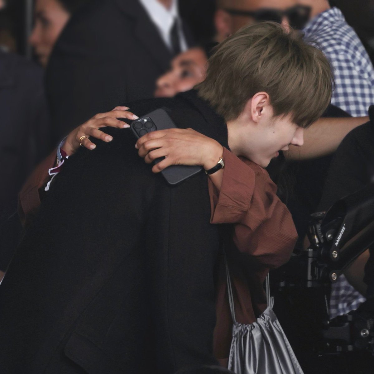 caprisages's tweet photo. idk maybe i long to be hugged by him that my shoulders are narrow enough to give his chin a rest. this is so endearingly precious like i never noticed that he places his chin on the shoulder of the one hes hugging. it's so baby like of him https://t.co/oQeFT3E4hP