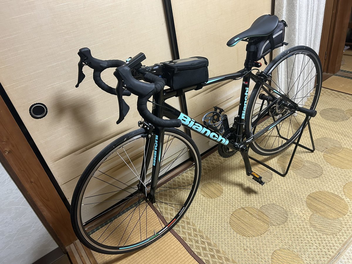 kirschbaum_1104's tweet photo. 元々ついてたタイヤのトレッド剥がれたから交換…
後輪はスプロケの枚数の兼ね合いで交換したけど前輪めんどくてホイール事インストール…
前後別メーカになったけどまぁ、えっか… https://t.co/lde6oDLUGc