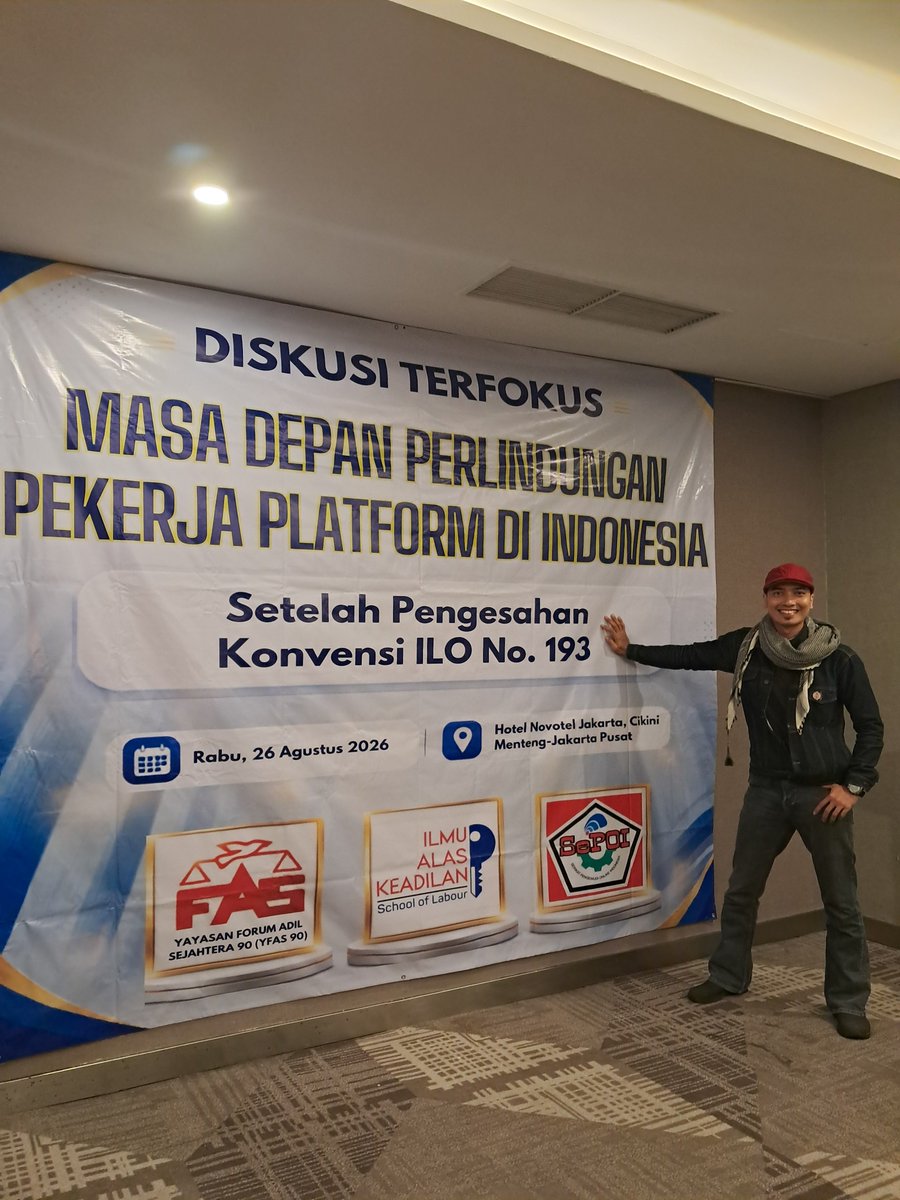 kafiradikalis's tweet photo. ...Ada info A1 soal demo 27 Agustus besok.

Karna seharian ini gw ketemu ma banyak pengurus serikat ojol di acara diskusi.

Beberapa info A1nya:

1. Besok ada komunitas ojol yg bakal secara "implisit" menghadang demo massa Pati

2. Besok sebagian massa ojol (500-1000 ojolers) bakal turun dgn mode "mantau". Alias mereka akan tarik diri kalo melihat massa anorganik (bayaran) lebih banyak.

3. Pada prinsipnya ojolers dukung aksi massa Pati dan akan kerahkan lebih banyak massa jika mereka yakin bahwa massa Pati adalah organik dan tidak ditunggangi. (Mode lokomotif aksi)

Kenapa massa ojol dalam mode "mantau"? Karena:

4. Sebagian (besar) massa ojol sudah punya hajat demo pada lusa (Jumat) yakni mengenang peringatan 1 tahun tragedi alm Affan Kurniawan.

5. Info terupdatenya, parcok mengkritisi agenda tsb dan keluarga alm telah kasih keterangan bahwa jangan membawa nama alm

6. Akhirnya massa ojol tsb mengganti agenda dengan aksi ratifikasi konvensi ILO 193 soal pekerja platform digital pada Jumat 28 Agustus 2026

7. Sebagian massa ojol yg turun besok sebenarnya lebih ke momentum nomor (tanggal 27) karena waktu Mayday lalu Prabowo menjanjikan kepres no 27 soal ojol yg sampai sekarang tidak pernah ada isinya. 

*Pertama kali dalam sejarah, Kepres dah disebut oleh presiden tapi gak ada isinya. Di website setneg, no Kepres 27 itu kosong*

8. No 1 tidak dapat izin dari parcok lalu ganti event bertajuk "posko sehat motor" yang mana motor² dapat service ganti oli secara gratis + dapat uang pengganti bensin.

9. Nomor 8 adalah strategi menggembosi massa ojol "mode mantau" yg dikhawatirkan bakal jadi lokomotif aksi pada aksi demonstrasi 27 besok.

*soal massa lokomotif aksi menjadi transisi massa bisa kalian baca di tweet gw 2 hari lalu, mekanisme metode massa yg menyebabkan chaos pada tahun lalu*

Kesimpulan:

1. Besok massa ojol jadi kunci semenjak kelompok² utama Buruh+Mahasiswa tidak bersedia turun

2. Massa ojol yg saat ini berstatus "swing mass" berpotensi "metamorfosis" jadi lokomotif aksi

3. Massa anorganik alias massa bayaran menunggu "metamorfosis" tsb karena bagaimanapun mustahil menunggangi massa yg masih dalam mode "mantau"

4. Jika status massa ojol tetap mode "mantau" alias jumlahnya gak nambah dari angka 500-1000 ojolers maka yah mustahil ricuh/chaos seperti tahun lalu.

***Jika ada yg bertanya berapa sih minimal jumlah massa organik yg jadi lokomotif aksi yg bisa ditunggangi untuk bikin chaos? Minimal 2000 pendemo organik*** (``,)