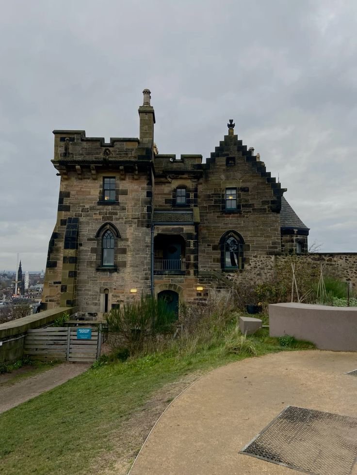 ____flowers__'s tweet photo. Edinburgh https://t.co/6ZzWkiMSfr