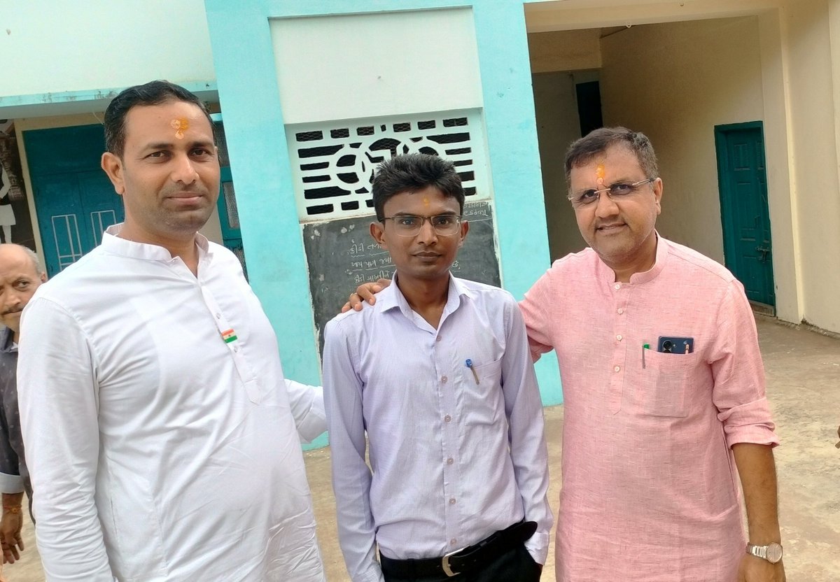 RahulBjp23's tweet photo. @drpradyumanvaja @PMOIndia @CMOGuj @narendramodi @Bhupendrapbjp @sanghaviharsh @ratnakar273 @iJagdishBJP @AmitShah @BJP4Gujarat વડનગરની પવિત્ર ધરતી પર આ પાવન ડમરુ યાત્રા દરમિયાન માનનીય મંત્રીશ્રી ડૉ. પ્રદ્યુમન વાજા સાહેબ તથા કૌશિકભાઈ વેકરિયા સાહેબ  સાથે મળવાનું થયું. 
ભગવાન મહાદેવની ભક્તિમય યાત્રામાં તેમની સાથેની આ મુલાકાત યાદગાર રહી. હર હર મહાદેવ! 🙏🔱..@drpradyumanvaja @ikaushikvekaria https://t.co/aaFuCwh4YM