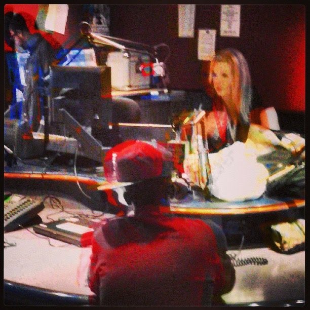TaEDoN24o6's tweet photo. #TBT “STREET SOLDIERS” INTERVIEW W/ THE VERY BEAUTIFUL IN PERSON @LisaEvers ON @HOT97 🎭‼️🙇🏽♂️💭 #FAMOUSNOBODY #CUTEFACEUGLYLIFE https://t.co/kE1mvxjwsb