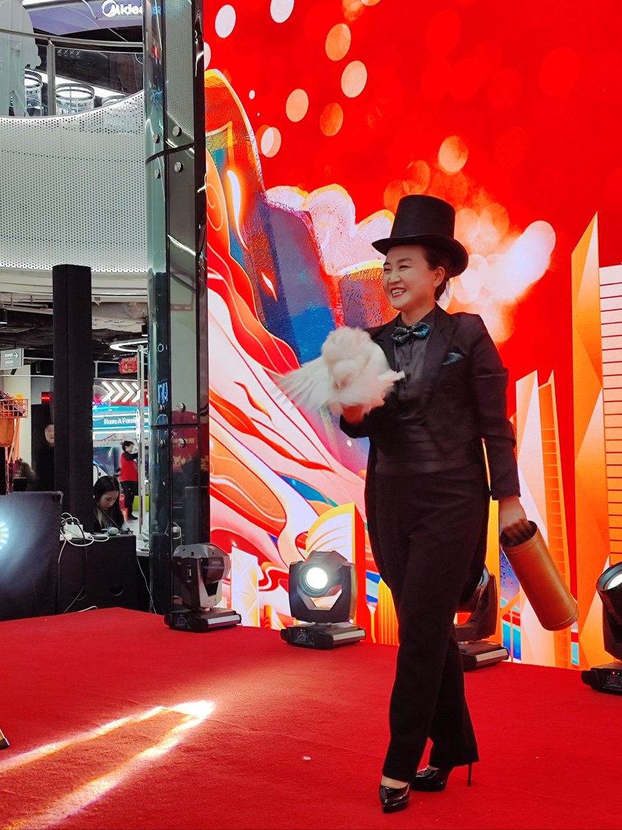 P23Regina's tweet photo. Just hit the red carpet at tonight’s variety show recording! Vibes are chef’s kiss, can’t wait for you guys to see the fun bits I filmed  #综艺打卡 #VarietyShowFun， https://t.co/Dl0U4AiC0a