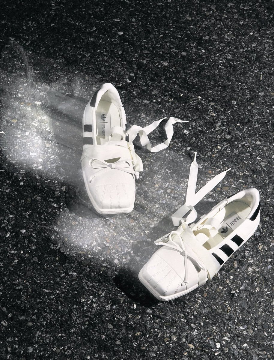 BLACKPINKBRASIL's tweet photo. A meia a gente consegue comprar! Itens da coleção de JENNIE para a Adidas ✨

#JENNIE #BLACKPINK https://t.co/wuLN8tV2dO
