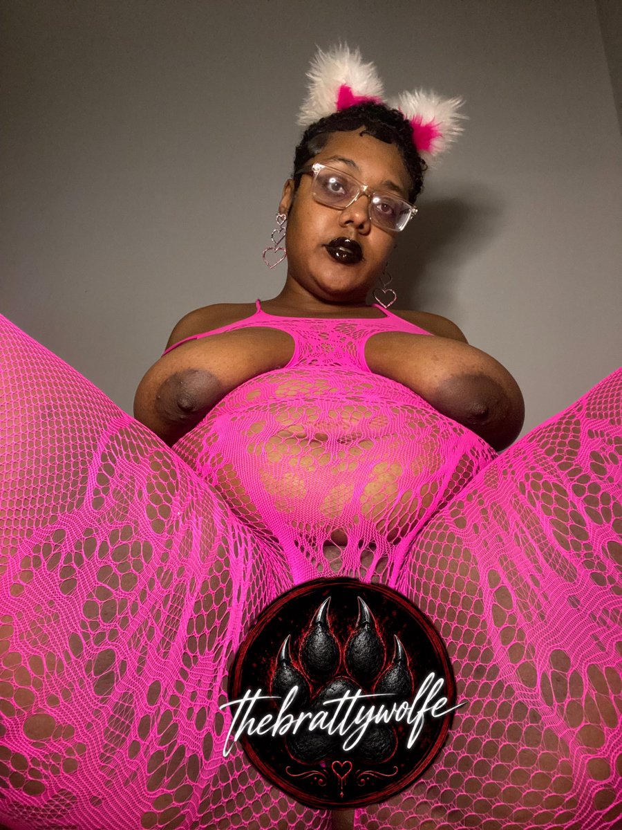 xxwolfebaexx's tweet photo. Goodmorning who doesn’t want to see my pretty ass on your screen? YOU🫵🏽 if you don’t come get a custom wallpaper 😉🩷 https://t.co/t8AZt54nLu