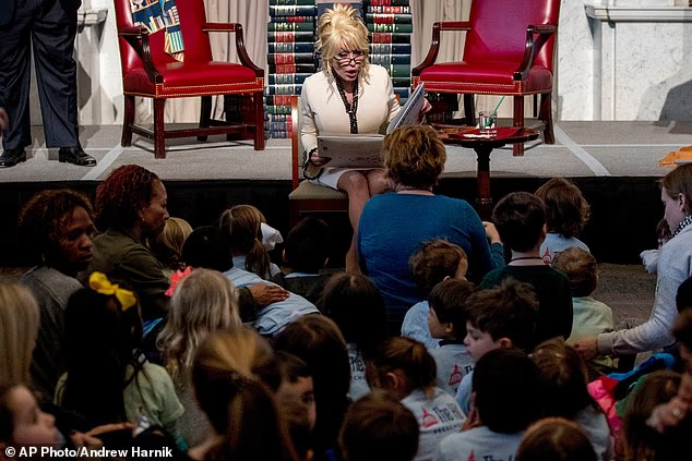 BobFlintoid's tweet photo. Dolly Parton's Imagination Library has gifted more than 304.5 million books since it was launched in 1995. RIP
Source: Daily Mail https://t.co/anwohi6Qed