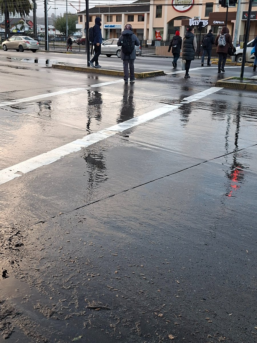 Flaggaf's tweet photo. @essbio buen día, hace semanas que está esta filtración en el pavimento. Av Pedro Aguirre Cerda 1050, frente a Verluys de San Pedro de la Paz. Vereda de estación Biotren. Les dejo foto de referencia. https://t.co/PwcFdDjMz9