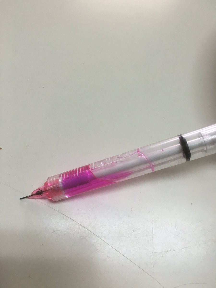 HorouOitan's tweet photo. え？
これ懐かしくね？
今まだこれ使ってる人居てびっくりしてる😳
最初、ホンマモンのやつかと思った笑
オドロキおいたん。
 #注射器型シャーペン https://t.co/vu62urraq5