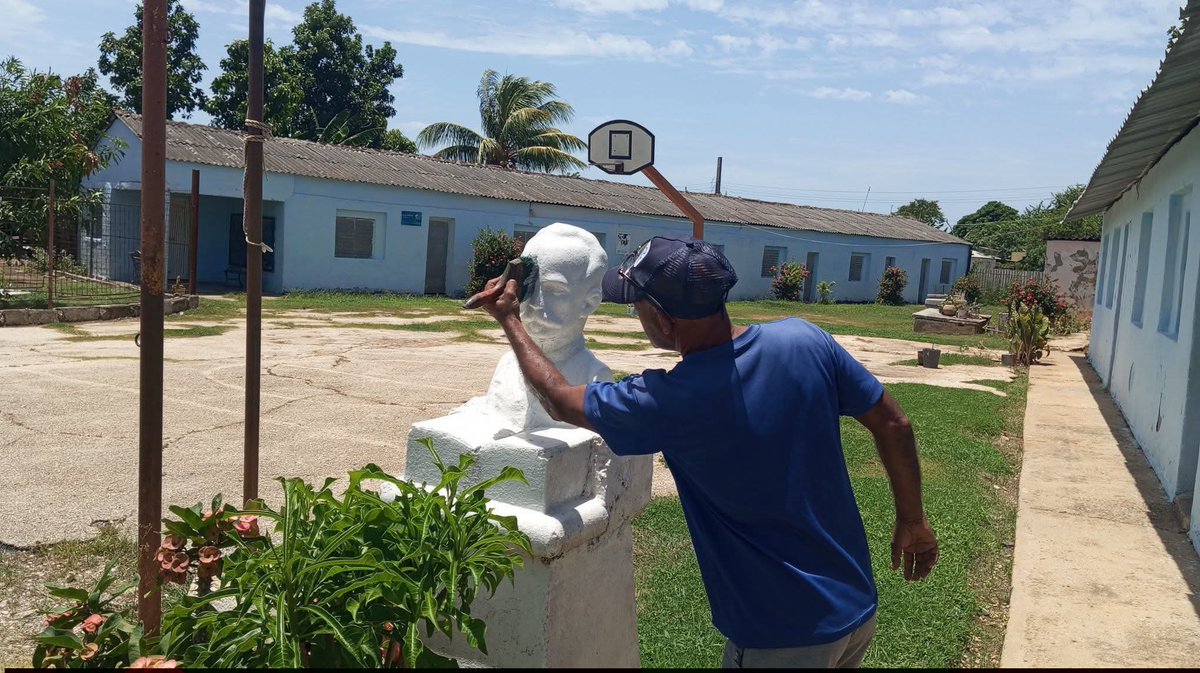 YanielkysRoloff's tweet photo. Todas las instituciones educativas de la #DGEMunicipioCiegoDeÁvila se preparan para recibir a los estudiantes este rimero de septiembre, trincheras de ideas, mejor que trincheras de piedras. #CubaEduca #LatirAvileño @SalaverVarela @ivanc73 @GuerreroAvileno @AlienDiaz65411 https://t.co/DZWFvt46bf