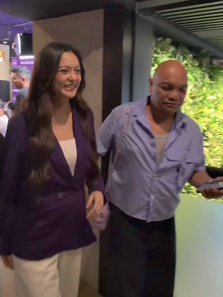 SUNxTEA's tweet photo. yung nag blend yung kulay nyo ni Mo😂 tpos yung Channel bag asa knya din🤭hehehe💜 https://t.co/JiCUAf3rIP