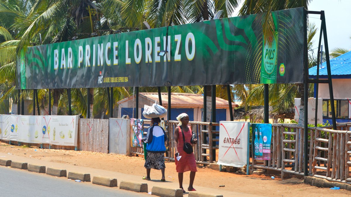 republicoftogo's tweet photo. À l'approche de l'#échéance fixée par les autorités pour libérer le #domaine #public sur le littoral, certains occupants prennent les devants #Lomé #Togo
https://t.co/J1qRaIbdxQ https://t.co/axDdXU4bC0