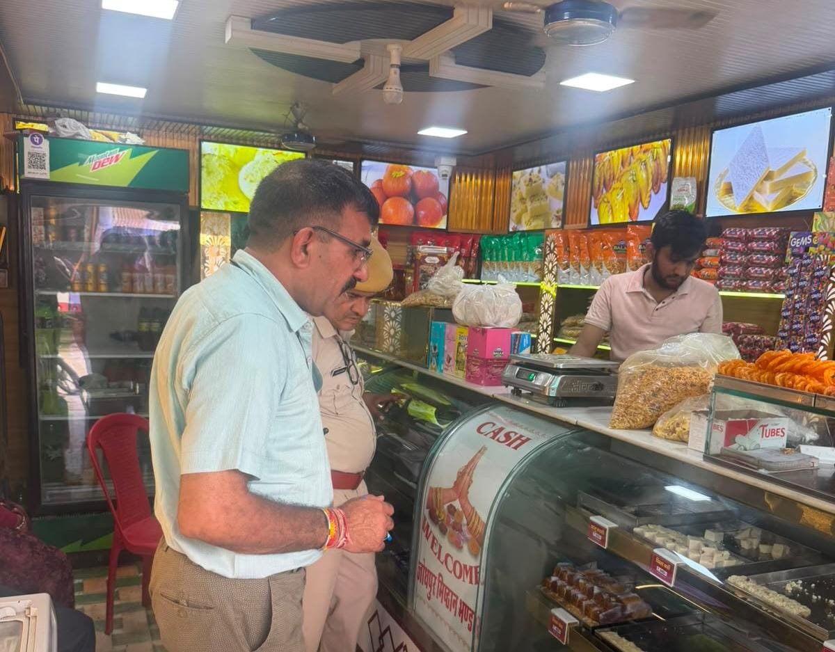 news21national's tweet photo. बनेठा में मिलावट के खिलाफ खाद्य सुरक्षा विभाग की कार्रवाई, मिठाई-घी के सैंपल लिए
#Banetha #Tonk #TonkNews #FoodSafety #FoodSafetyDepartment #ShuddhAahar #MilawatParVaar #Adulteration #Mawa #Mithai #Ghee #FoodInspection #FestivalSeason #RajasthanNews #FoodSafetyNews #LocalNews #BreakingNews #LatestNews #HindiNews #News21 #News21National @FoodRajasthan @DCDMTonk