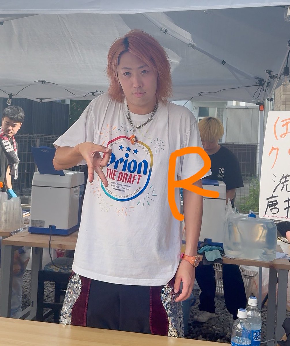 TO_AIRIN's tweet photo. てつやくんに指文字でR作って〜って言ったら⬇️作ってくれて、指文字Rをピースで片手で作る人初めて見たから頭の回転早すぎるって友達とファミレスでめちゃくちゃ笑ってたのあの時間なんだったんだWWWWWWWWWWWWWWWWWWWWWWWWWWWWWWWWWWWW https://t.co/HaAuOKluJt