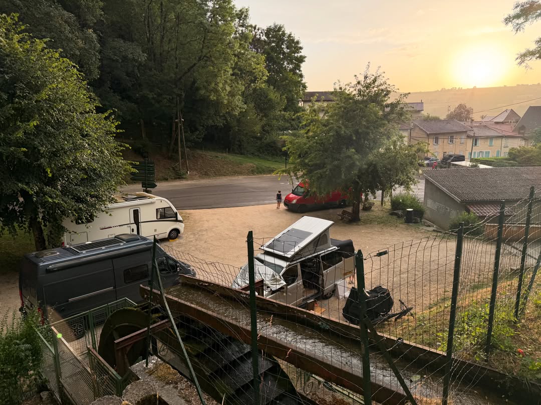 RichardFos69106's tweet photo. Road trip through France. Day. https://t.co/EemPmHf6GU
