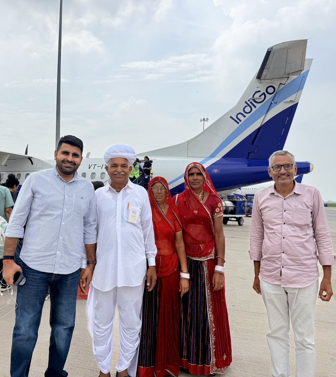 RavindraBhati__'s tweet photo. अपणै मारवाड़ री पिछाण ही अलग है।

आज जोधपुर जावता बखत मारवाड़ी वेशभूषा में मारवाड़ रा लोग म्हारी हवाई यात्रा में साथी बन्या।

म्हारी संस्कृति, म्हारी वेशभूषा अर म्हारी माटी.....इण री शान ही निराळी है। https://t.co/qVWBZnWOxi