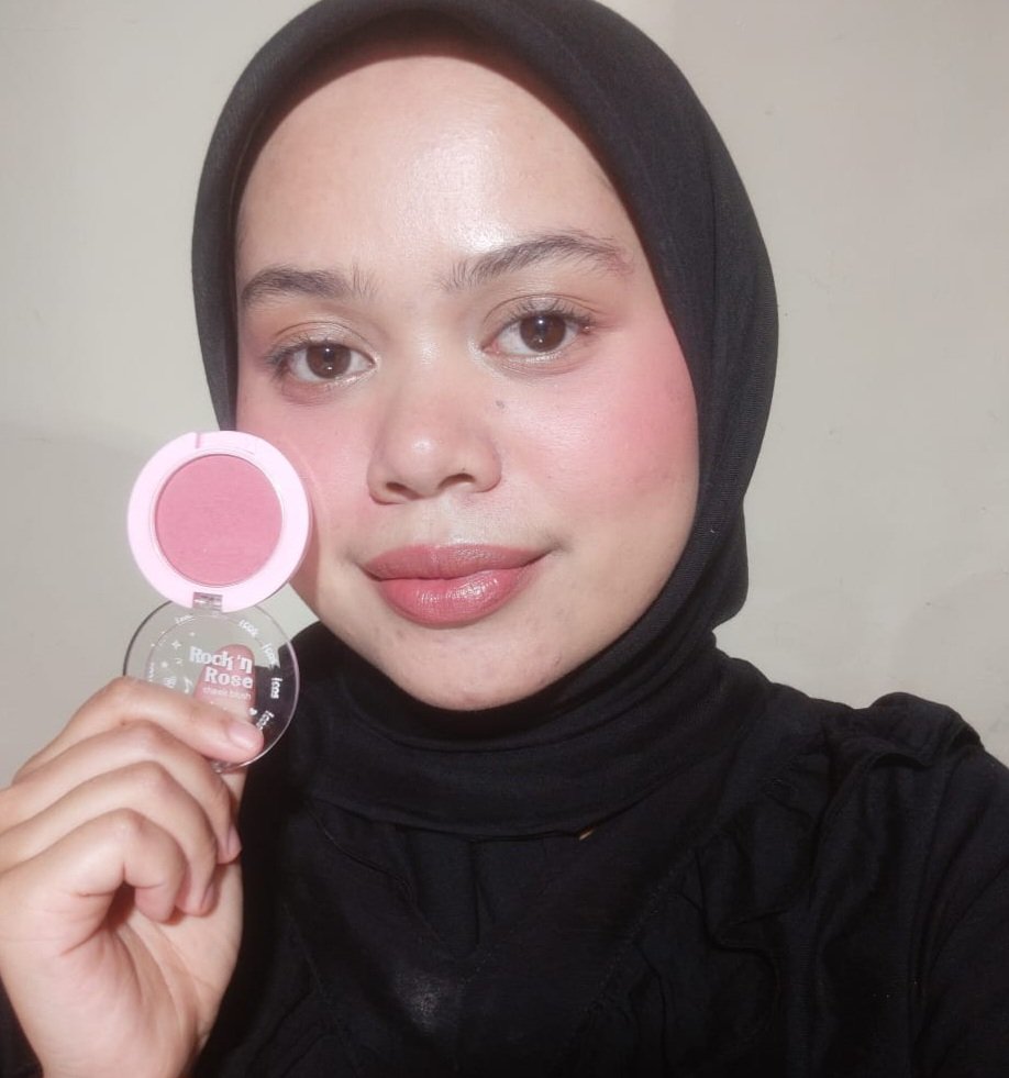 mediumganx's tweet photo. Aku gak tau yaaa kalian udah pada kenal apa belom sama blush lokal satu iniii… tapiii percayalah, ini blush beneran cakep banget 😭💗
Pigmentasinya oke, gampang diblend, dan NO PATCHY PATCHY CLUB 👋🏻❌
#NewBlush #CheekBlush #BlushMurah #SkincareBlush https://t.co/0OCWgJDVyE