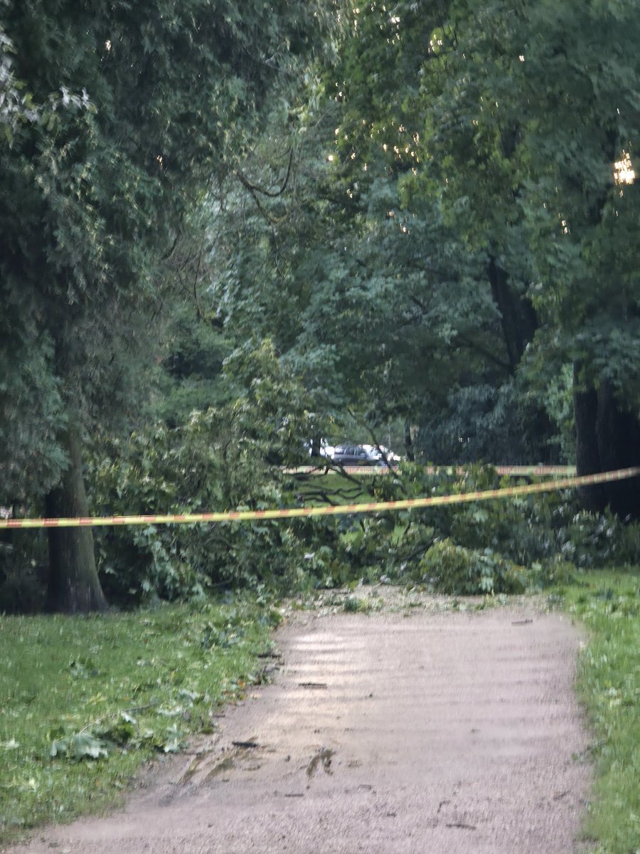 MeteoLatvia's tweet photo. Sveiciens, visiem!
Esmu atpakaļ Jelgavā. Vētras laikā tiešraidi nevarēju nodrošināt, taču šo piektdien (28.08.), pl. 18.00 savā YouTube tiešraidē veikšu situācijas analīzi no sinoptiskā skatupunkta un atbildēšu uz jautājumiem: https://t.co/vA8fhtBVAl https://t.co/SXqrRiGd2S