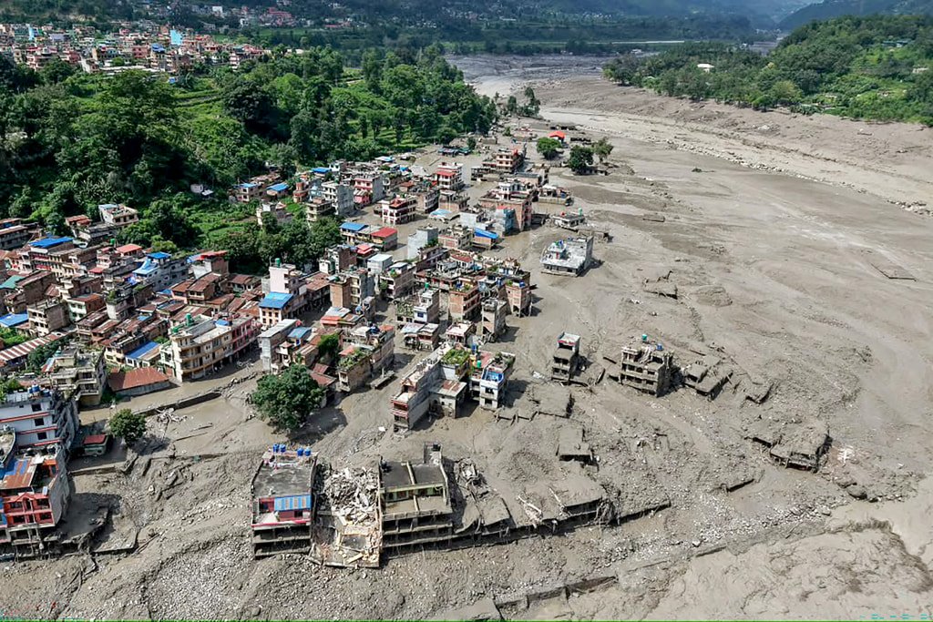 InfosFrancaises's tweet photo. 🇳🇵|🇨🇳  ALERTE - Catastrophe majeure sans précédent à la frontière entre le Népal et le Tibet, en Chine. Des centaines de disparus et de nombreux morts dans des inondations massives en cours après une gigantesque coulée de boue depuis le Népal jusqu'aux postes-frontières à la Chine, détruisant des routes, des ponts, des bâtiments et des projets énergétiques.

Le Premier ministre népalais Balendra Shah convoque une réunion d'urgence de l'Autorité nationale en charge de la gestion des situations d'urgence.

Le président chinois Xi Jinping ordonne la "mobilisation de tous les moyens pour rechercher et secourir les personnes disparues".