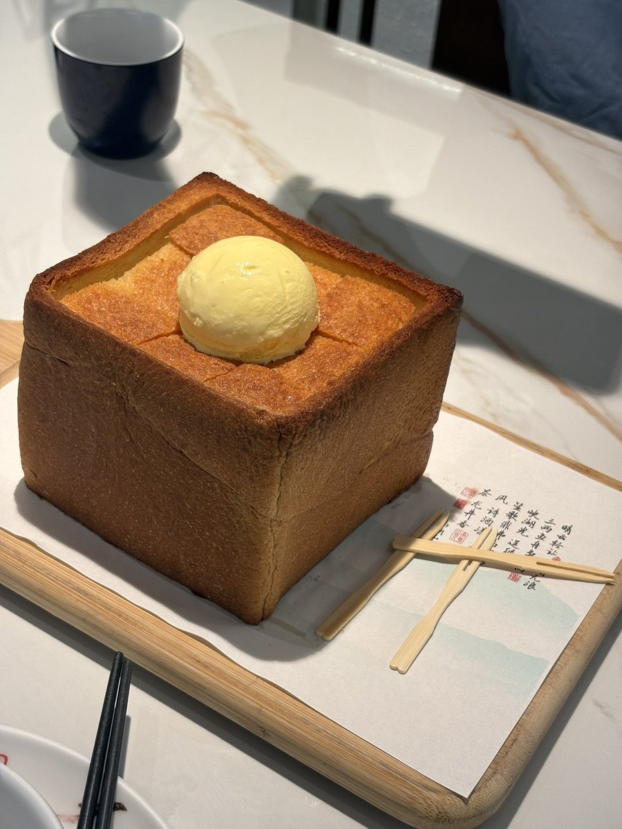PoorstarRMB's tweet photo. 严肃品鉴绿茶餐厅！😋
那个在小红书上桌桌都在点的“面包诱惑”真的就只是一块面包而己，气笑了🫠
#星星今天吃什么 https://t.co/7YcHX96XDN