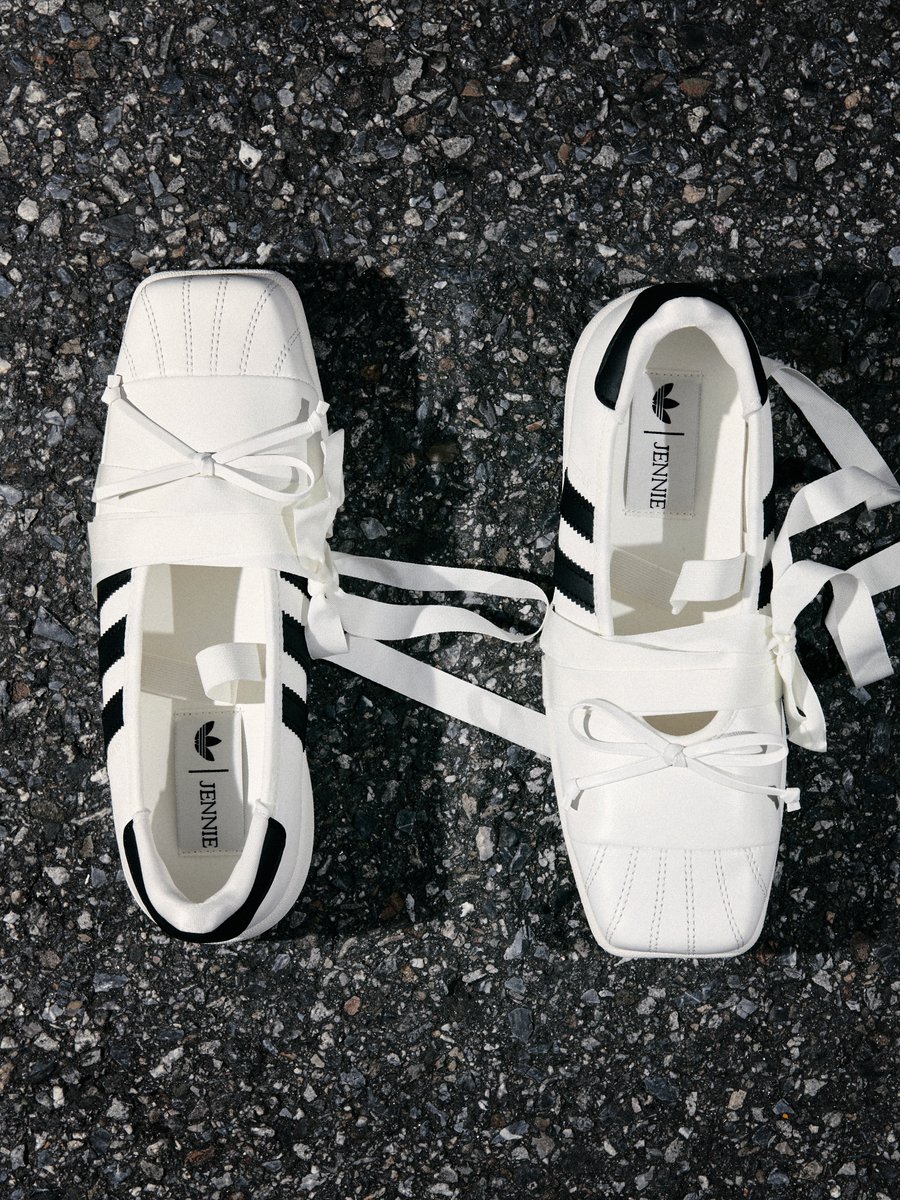 NEWSJENNlE's tweet photo. 📸 260826 Adidas Originals, designed by #JENNIE https://t.co/Mt5GiI9fuB