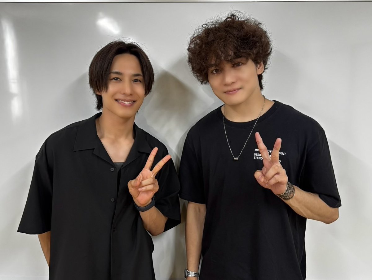 ofchachacha's tweet photo. ／
“オフショットコレクターズ”
　第一弾📷
＼

「シルバーコレクターズ」の現場より
“コレクトしたオフショット”をお裾分け🧚

第一弾は、

主演・新塚京斗役の橋本真一さん
そして興梠史典役の冨岡健翔さん

物語で深く関わるお二人のお写真です🙌🏻
どのような役どころになるのか・・・お楽しみに

🎫 https://t.co/U3a0bWPjZH
🍂 https://t.co/Lc9Pb1oIDc

#シルバーコレクターズ
#おぶちゃ