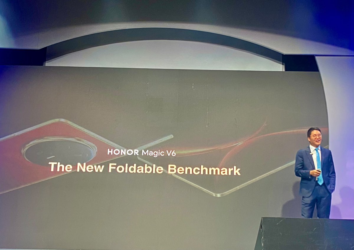 Vodacom's tweet photo. @HonorSouthAfrica unvailing the #HONORMagicV6 on stage.😃
Think: a massive display, a massive 6660mAh battery in their thinnest design ever, water and dust resistance built for real life, incredible camera quality 📸 and seamless file sharing with iOS devices.
#FurtherTogether https://t.co/Z9y2sU4iQm