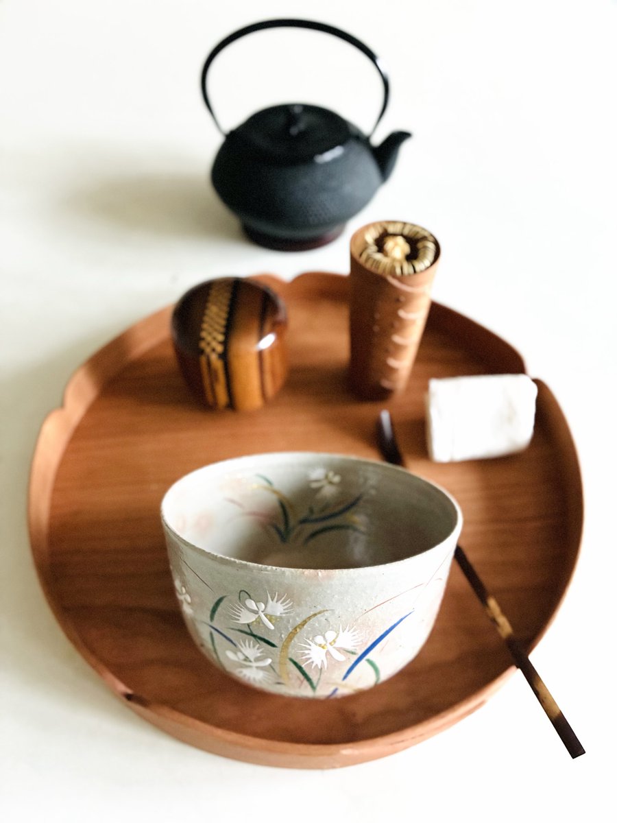 ginyoudo's tweet photo. 鷺草が施された、御本手の茶碗。
飛び立つ白鷺の姿が、その名の由来となった花。

茶花として、鷺草をお育てになられている方。
きっと、多くいらっしゃるのかと存じます。

白鷺が舞うような姿。
繊細に表現された茶碗です。

お住まいの地域によっては、九月頃まで美しい姿を見せてくれるでしょうか。

鷺草が施された陶印有。御本手の茶碗は、ginyoudo onlinestoreで販売しております。

花形盆は販売準備中のginyoudoオリジナル。
この花形盆はじめ、シェーカー茶道具は、木工作家の森田彰良さんに制作を依頼した作品です。

シェーカー茶道具の雰囲気に合う中棗もginyoudo onlinestoreの多数用意しております。

箱根駅伝のトロフィーとしてもお馴染みの箱根寄木細工。
中棗の在庫は二点。微細なダメージはありますが木目の美しい槐の中棗。いずれもginyoudo onlinestoreで販売中です。

……………
お花が好きで、茶花を育てておいでになる方ならば。
お住まいの市区町村や県の花。
きっとご存じでいらっしゃるかと思います。

鷺草は世田谷区で区民によって選定された花。
常盤姫の伝説がバックグラウンドにあります。

世田谷城址とされる九品仏浄信寺。
世田谷区に接する目黒の一部もその配下とされています。

#鷺草茶碗
#鷺草
#茶花
#茶道
#シェーカー茶道具
#茶道具
#中古茶道具
#鷺草伝説
#盆略点前 
#寄木細工棗
#槐棗
#シェーカー花形盆
#花形盆
#シェーカー茶筅筒
#shakerbox 
#teaceremony 
#matcha
#matchabowl 
 https://t.co/s2ESgUWy1a