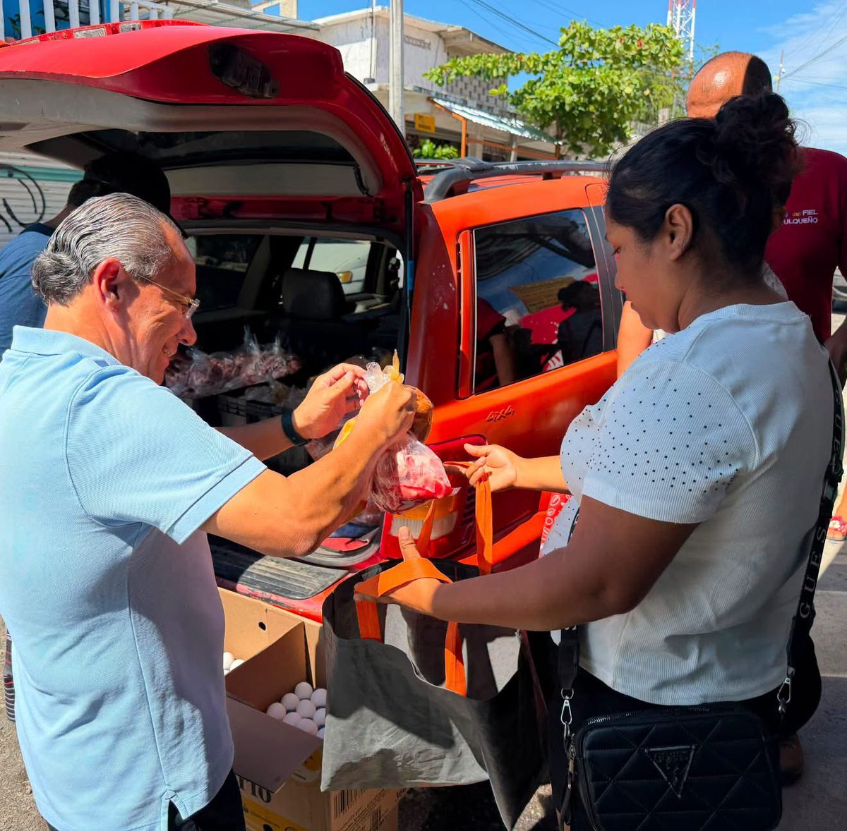 _FerminAlvarado's tweet photo. Porque cuando se trata de ayudar, ¡seguimos cerca de la gente y donde más se necesita!

#FermínSíCumple #FielAcapulqueño #PorUnMejorAcapulco #AcapulcoPuedeMás https://t.co/vgUTlwqyRz