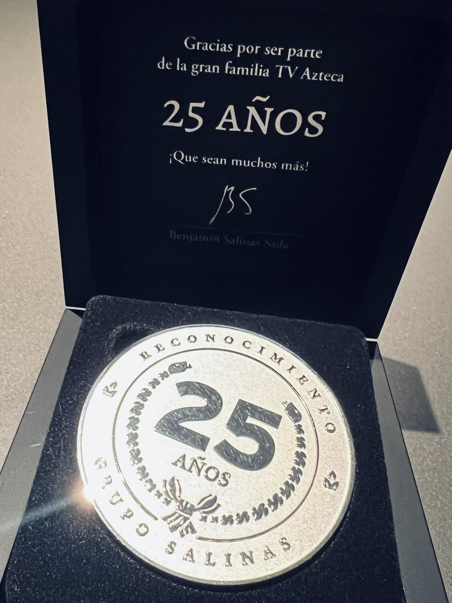 Rafa_RodriguezS's tweet photo. Ya son 25 años!! 💥
Alguna vez escuche que, “somos la suma de todos los momentos de nuestras vidas” y vaya que @azteca y @gruposalinas han aportado gran parte de los momentos de mi vida. Gracias @ricardosalinas @SalinasBenjamin y a todos los que han sido parte de esta aventura. https://t.co/lLZ1Mi2Z3a