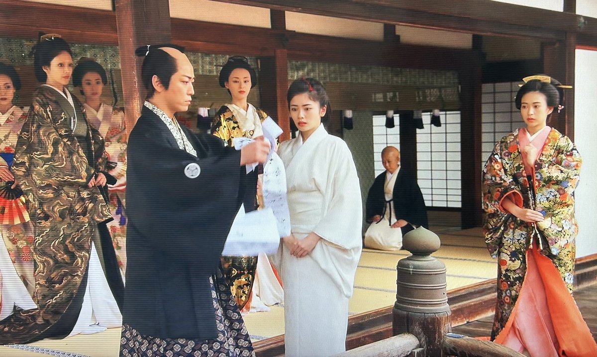 kf1104kk0223's tweet photo. 銭形平次、今日もNHK ONEで見てたんだけど亀梨くんと栗山千明さんとのこのシーン、大奥での家治様が手紙を破るシーンと同じ佛光寺だったんですね。2025.12月の撮影時期からすると2年前。お二人の間でそんな会話があったりなかったりなどと思ってにんまりするなど、、、 https://t.co/xZHQLuLzWi