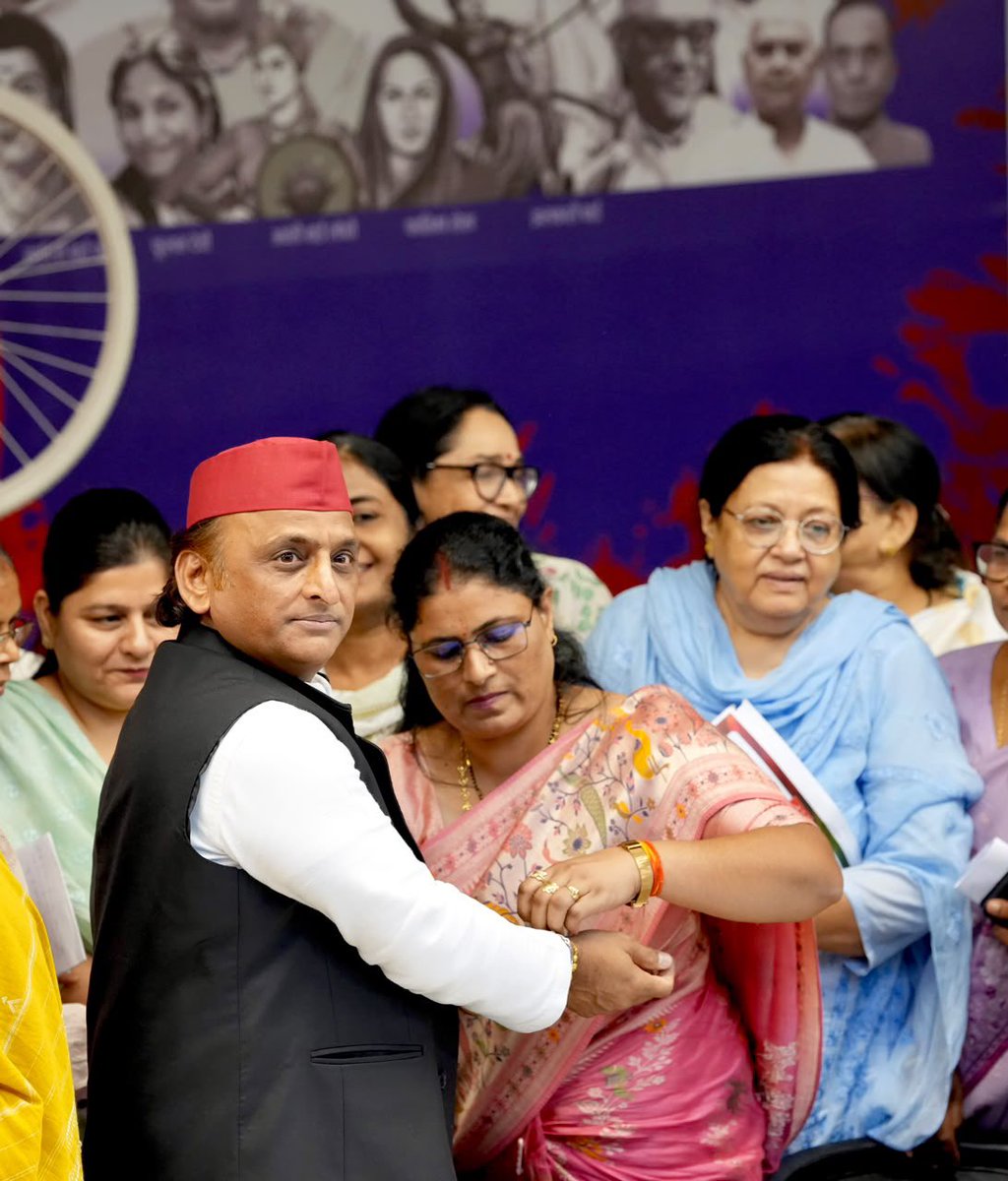 yadavakhilesh's tweet photo. ये है पीडीए के अपनेपन से बना कच्चे धागों का पक्का रिश्ता… ये रिश्ता हमने हमेशा निभाया है, हम निभा रहे हैं, हम निभाएंगे…

हमारे लिए रक्षा बंधन बहनों, बेटियों, माताओं के लिए संरक्षित-सुरक्षित वातावरण के निर्माण के लिए वचनबद्धता और समाज के सौहार्दपूर्ण संबंधों का पर्व है। https://t.co/blDQJzDr70