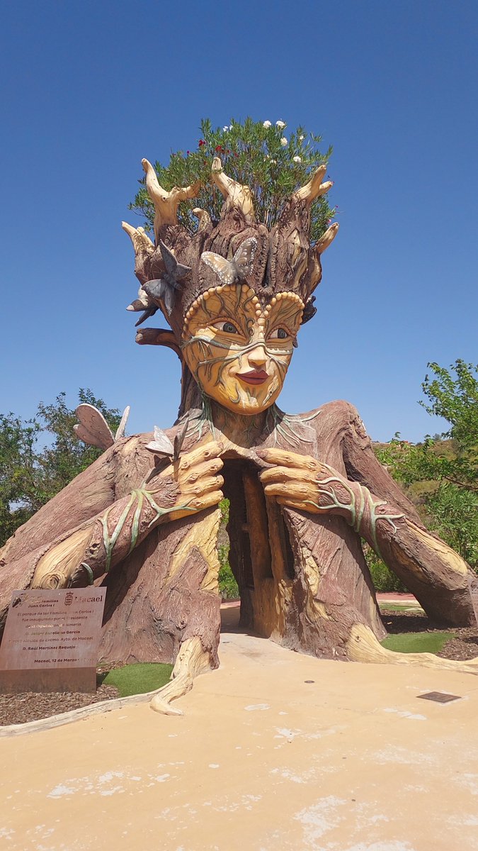 KitsuuHime's tweet photo. I finally could find out what it was that huge sculture i could see from the restaurant https://t.co/CXVaEOyKgD