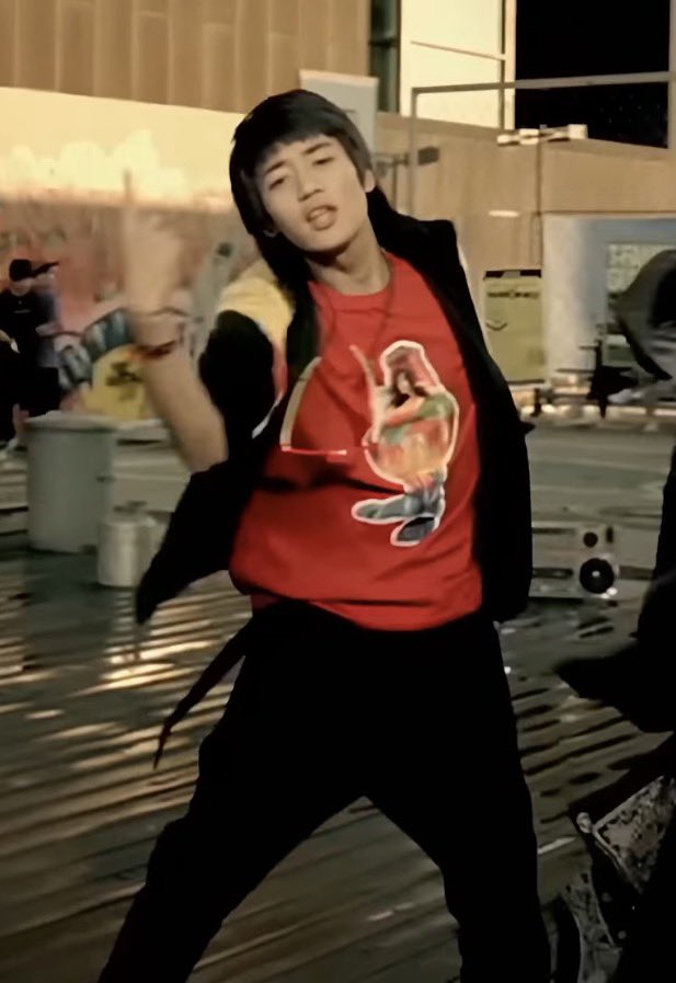 keykkura's tweet photo. i’ve watched the music video for replay like a billion times but i just noticed today that minho is wearing a shirt with volta by bjork on it 😭 https://t.co/8GWVZU0aJm