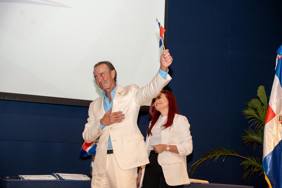 FarideRaful's tweet photo. Hoy tuve el honor de encabezar la juramentación de 182 nuevos ciudadanos dominicanos, provenientes de más de 30 países, que han elegido a la República Dominicana como su patria.

La nacionalidad dominicana no es solo un documento; implica asumir nuevos derechos y deberes, respetar nuestras leyes y comprometerse con el desarrollo de nuestro país.

Como expresé durante el acto: “Ustedes eligieron a la República Dominicana y la República Dominicana los eligió a ustedes.”

Hoy celebramos sus historias, sus decisiones y este nuevo vínculo que los une a nuestra nación.

🇩🇴 ¡Bienvenidos a la familia dominicana!