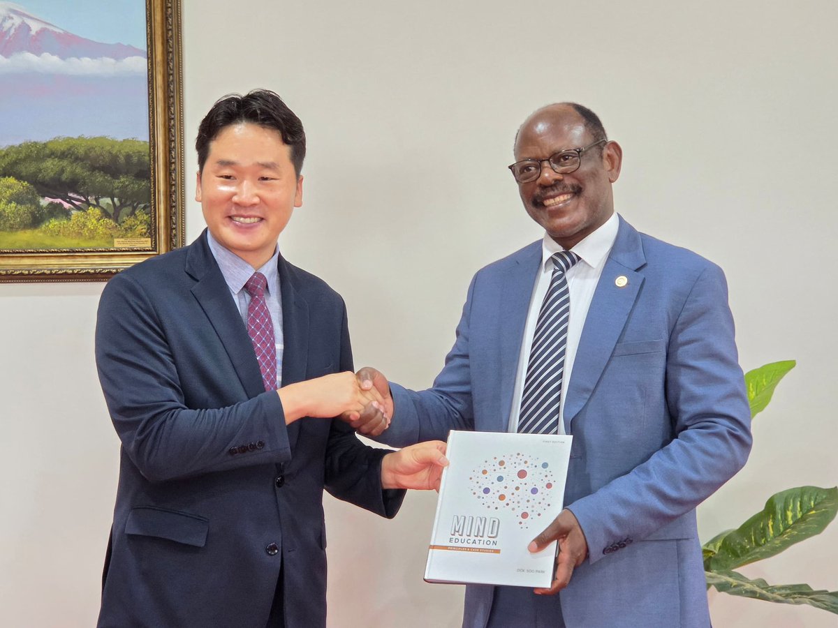 ProfNawangwe's tweet photo. I met Reverand James Kim—@RevJamesKIM_IYF, the Representative of the International Youth Fellowship (IYF) in Uganda and volunteers from South Korea. I appreciated the good work the volunteers do in the community https://t.co/rqd4N1uz91