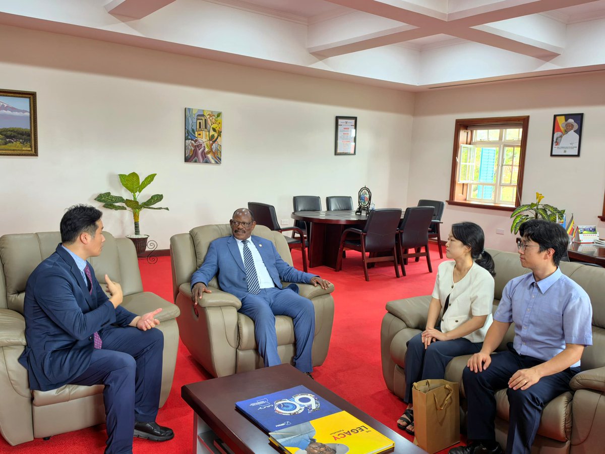 ProfNawangwe's tweet photo. I met Reverand James Kim—@RevJamesKIM_IYF, the Representative of the International Youth Fellowship (IYF) in Uganda and volunteers from South Korea. I appreciated the good work the volunteers do in the community https://t.co/rqd4N1uz91