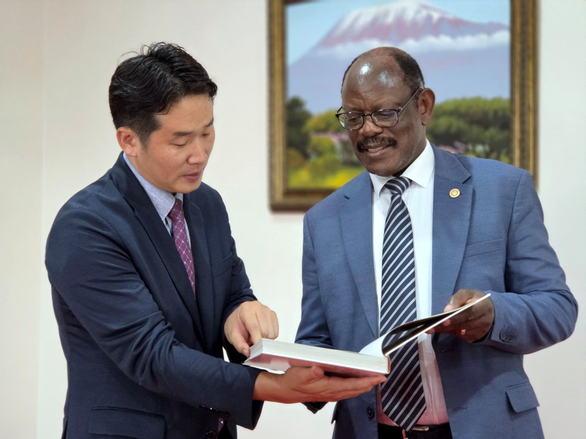 ProfNawangwe's tweet photo. I met Reverand James Kim—@RevJamesKIM_IYF, the Representative of the International Youth Fellowship (IYF) in Uganda and volunteers from South Korea. I appreciated the good work the volunteers do in the community https://t.co/rqd4N1uz91