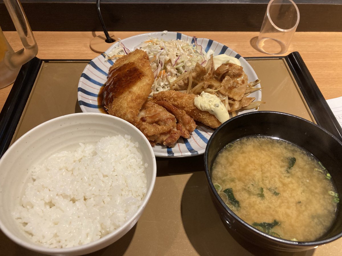 mark503's tweet photo. 8/24(月)
武蔵野芸能劇場
『すいているのに相席・朗読版』

じわじわ
沁み入って来る
せきしろワールド炸裂！
バッファロー吾郎Aとの
対比も絶妙で、
女優達の緊張が
客席にも伝わって来て
終始ニヤけが止まらない
趣深い朗読劇でした♪

25（火）
やよい軒にて「SF」
お代わりが止まらない！ https://t.co/0StZ5zL3rp