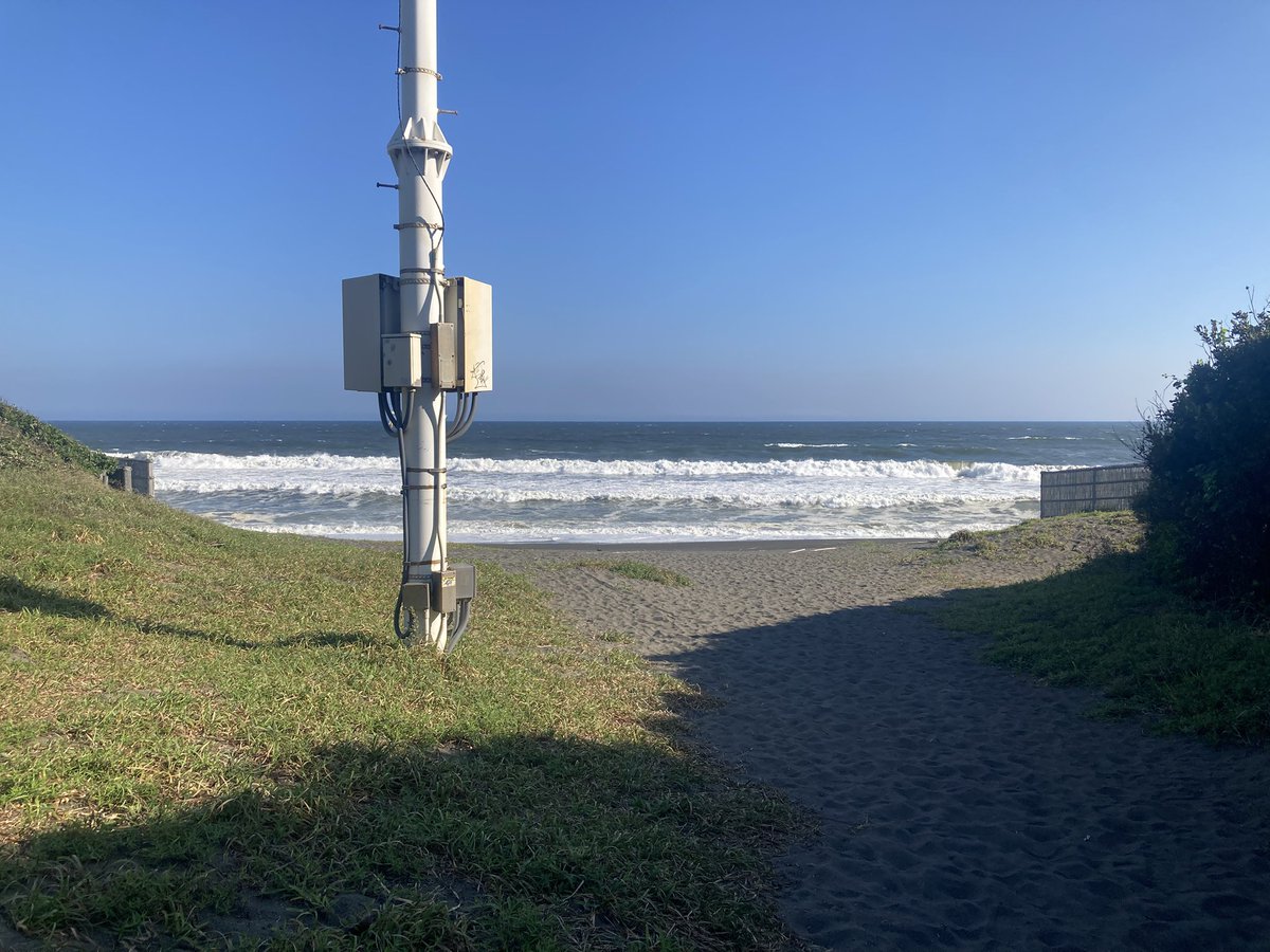 uanb001's tweet photo. 遊泳禁止の海にも季節が、眠れない君にも朝が、季節外れの桜が https://t.co/7XdfT6MLCL