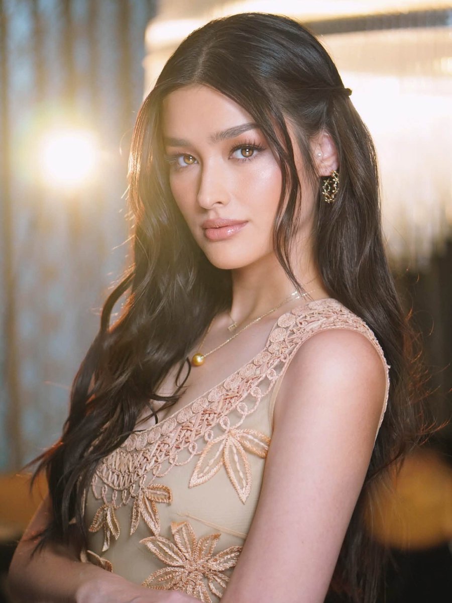 PinaysInShowbiz's tweet photo. FACE CARD: Liza Soberano ✨✨✨✨ (images: mickeysee)

#LizaSoberano https://t.co/psv9t9cjx4