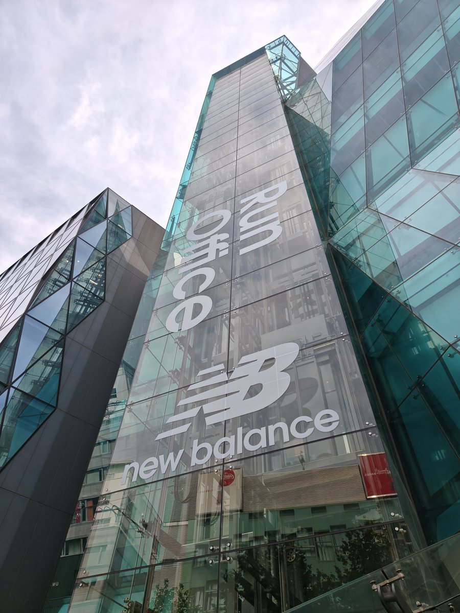 hbfootracer's tweet photo. 今日はNew Balanceのシェアオフィスイベントに乗っかって仕事の合間にトレーナーさんの指導受けたり、ヨガの手ほどき受けたり、フォームチェックしてもらったり、新作シューズ試履きがてら合計8.4km走れたからヨシ！

…平日は全部これでいいよ〜

#runoffice #wework #SCRebel #newbalance https://t.co/mnkXhI8ShF