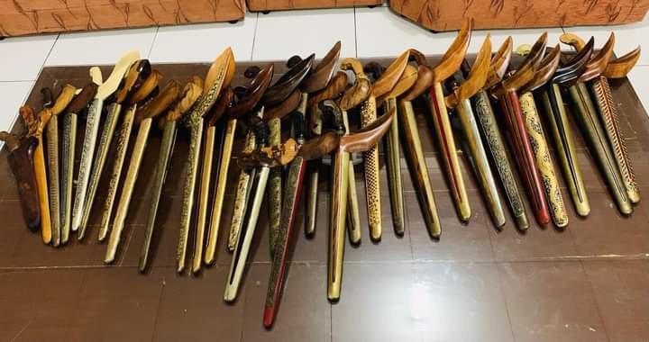 junoraurusan's tweet photo. Sebagai artist yg juga koleksi keris, aku mau kasih beberapa insight umum soal keris jawa buat artist2 yang suka gambar perjawaan (CMIIW ya, silakan ditambahkan atau diskusi bersama), untuk khususnya silakan googling sendiri ya, soalnya aku ngantuk... https://t.co/1OFxx7gOpp