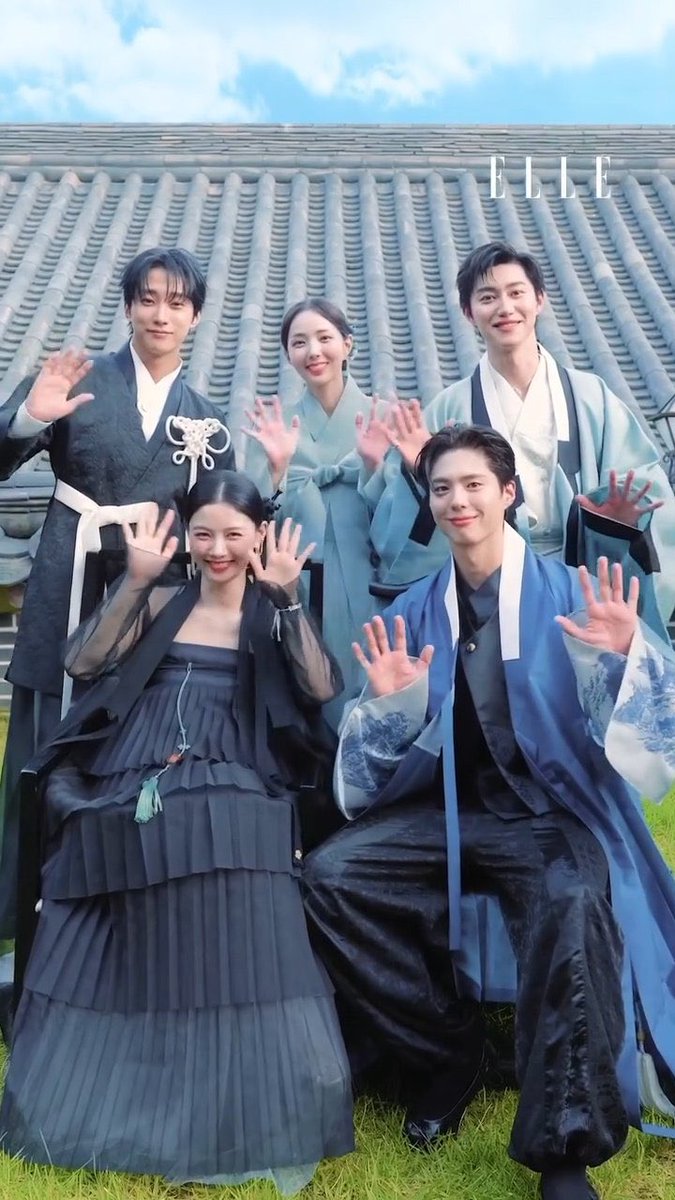 sbogummyss's tweet photo. i really love when a drama cast are ready to give fans exactly what they need, we said we wanted them to reunite and wear hanboks and here they go doing exactly that, but i didn’t expect the couple pictorial of bogum and yoojung the chemistry is sooo natural they look so married 😭😭🤍

#LovaInTheMoonlight