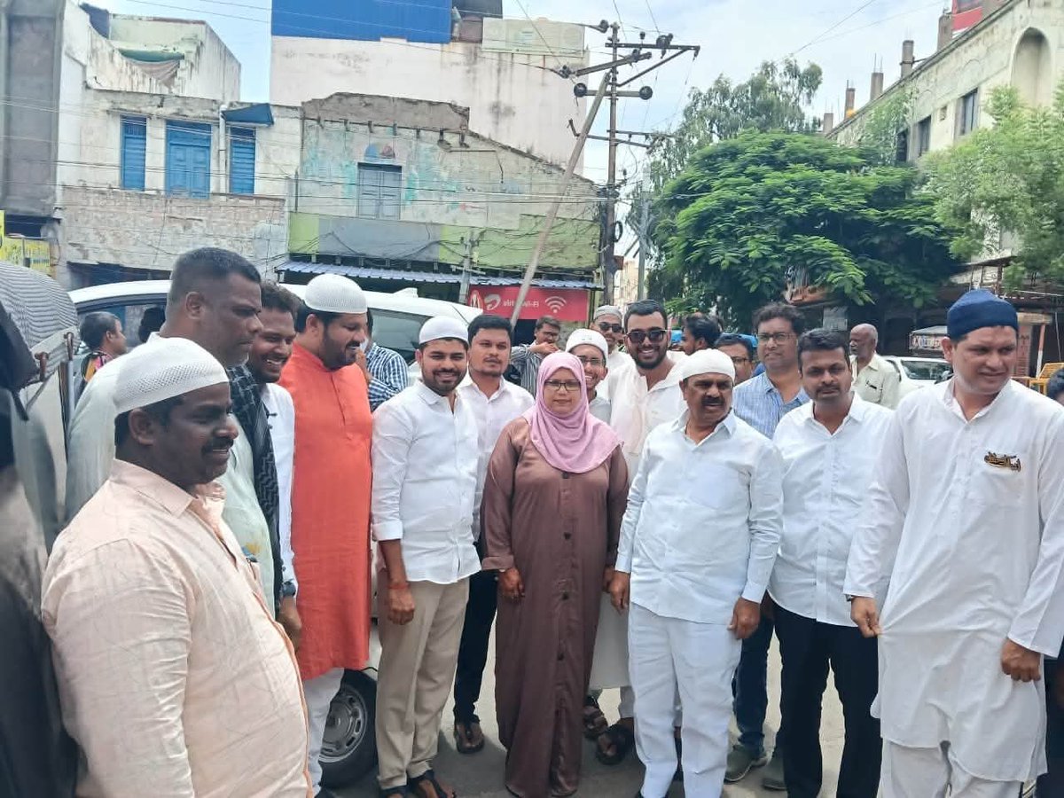 BCrameshgowd's tweet photo. మిలాద్-ఉన్-నబి  పండగ సందర్భంగా ఓల్డ్ టౌన్   పవర్ ఆఫీస్ దగ్గర  మైనార్టీ విభాగం రాష్ట్ర ప్రధాన కార్యదర్శి తబ్రేజ్ ఆధ్వర్యంలో జరిగిన అన్నదాన కార్యక్రమంలో  వైస్సార్సీపీ జిల్లా అధ్యక్షులు అనంత వెంకట్రామిరెడ్డి గారు మరియు బీసీ సెల్ వర్కింగ్ ప్రెసిడెంట్ రమేష్ గౌడ్ గారు, మాజీ నగర మేయర్ వసీం సాబ్ గారు, మైనారిటీ విభాగం జిల్లా అధ్యక్షులు సైఫుల్ల బేగ్ ,కమర్, షేకిల్, మైనార్టీ విభాగం హిదయతుల్లా, వైసిపి నాయకులు వసీం ,ఇమ్రాన్ ,బెస్త వెంకటేష్ తదితరులు ఈ కార్యక్రమంలో పాల్గొనడం జరిగింది

#Miladunnabiﷺ 
#Milad-Un-Nabi
#RameshGowd 
#Ananthapur 
#YSJagan