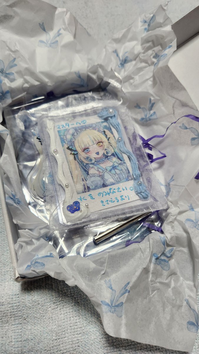 Haku4121's tweet photo. きさえるさんの1周年記念グッズが届きました〜
とてもかわいく梱包して頂いて感謝…
ローゼンのグッズと並べても良いとお許しもいただいたので推し棚に飾った様子も📷
#きさえる https://t.co/XKfdYbWLvQ