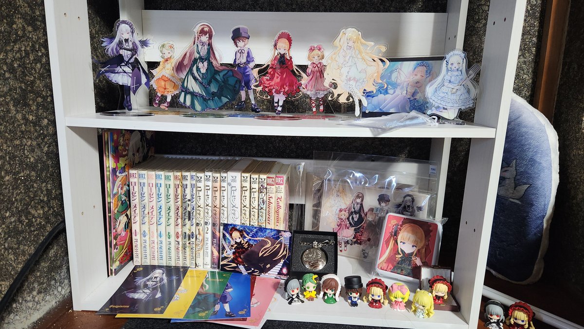 Haku4121's tweet photo. きさえるさんの1周年記念グッズが届きました〜
とてもかわいく梱包して頂いて感謝…
ローゼンのグッズと並べても良いとお許しもいただいたので推し棚に飾った様子も📷
#きさえる https://t.co/XKfdYbWLvQ