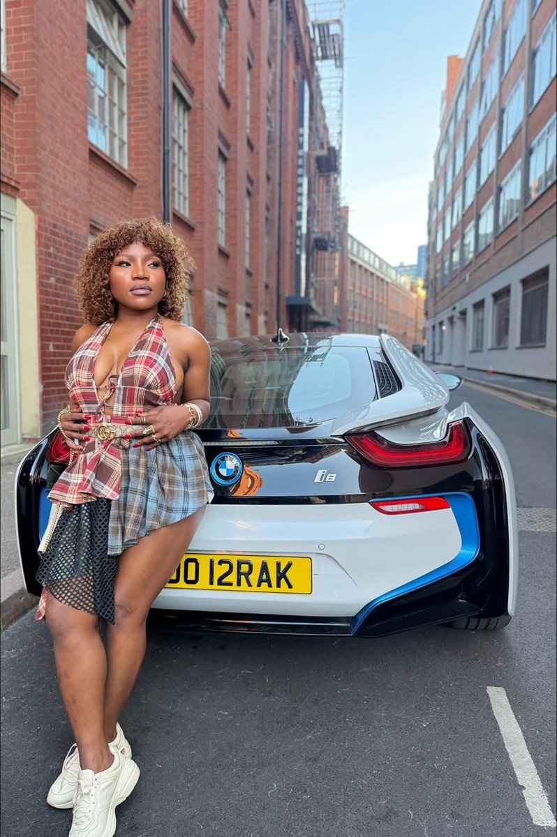 _simplyenny's tweet photo. South African singing sensation Makhadzi at the United Kingdom 🇬🇧 

She is currently on an overseas tour 🤍🇿🇦 https://t.co/S93AOWyaw1