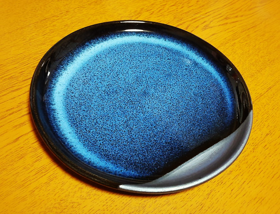 a110ami's tweet photo. 展示会へ行き皿を得た　美しい
ﾊｧﾊｧ…何色の釉薬使ってるの……？
Shuzan blue……？ https://t.co/xumumpeeU8