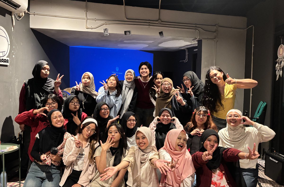 vqmoons's tweet photo. met malem warga!

udah 10 hari setelah Boedjang Berdendang siapa yang masih kaga mupon???

karna panitia masih pade sibuk, jadi kita share doksli dokumentasi dulu ye, ada link gdrive ni di reply!

OYA UPLOAD UPLOAD KESERUAN KALIAN DAN TAG KITA LAGI JUGA DONGGG

#23TarikFik https://t.co/cCChpDHAit