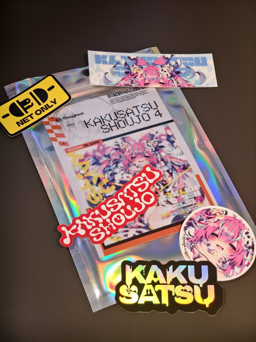 thoughost's tweet photo. 这是本次在 #DizzyMart03 限定登场的新作「KAKUSATSU SHOUJO 4」的特殊Bundle。

由全新设计的dizzylab DL CARD和五张不同质感的贴纸组成。  

另外还有限定登场的「束口收纳袋」，大小可以装下一个头戴式耳机。  

届时还请多关照！ https://t.co/MLyX7ghxST